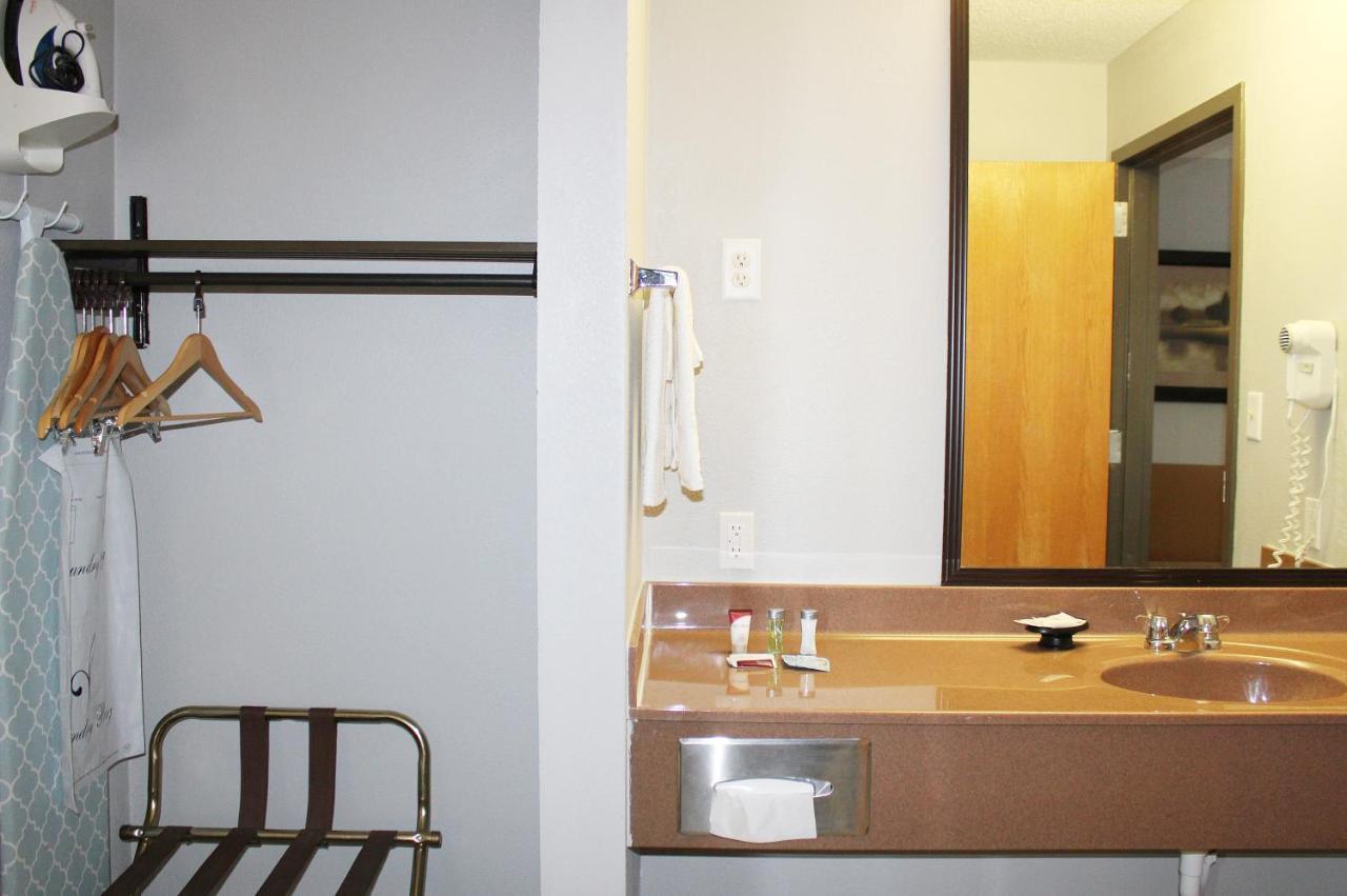 Greenlight Inn & Suites St James Saint James Екстериор снимка